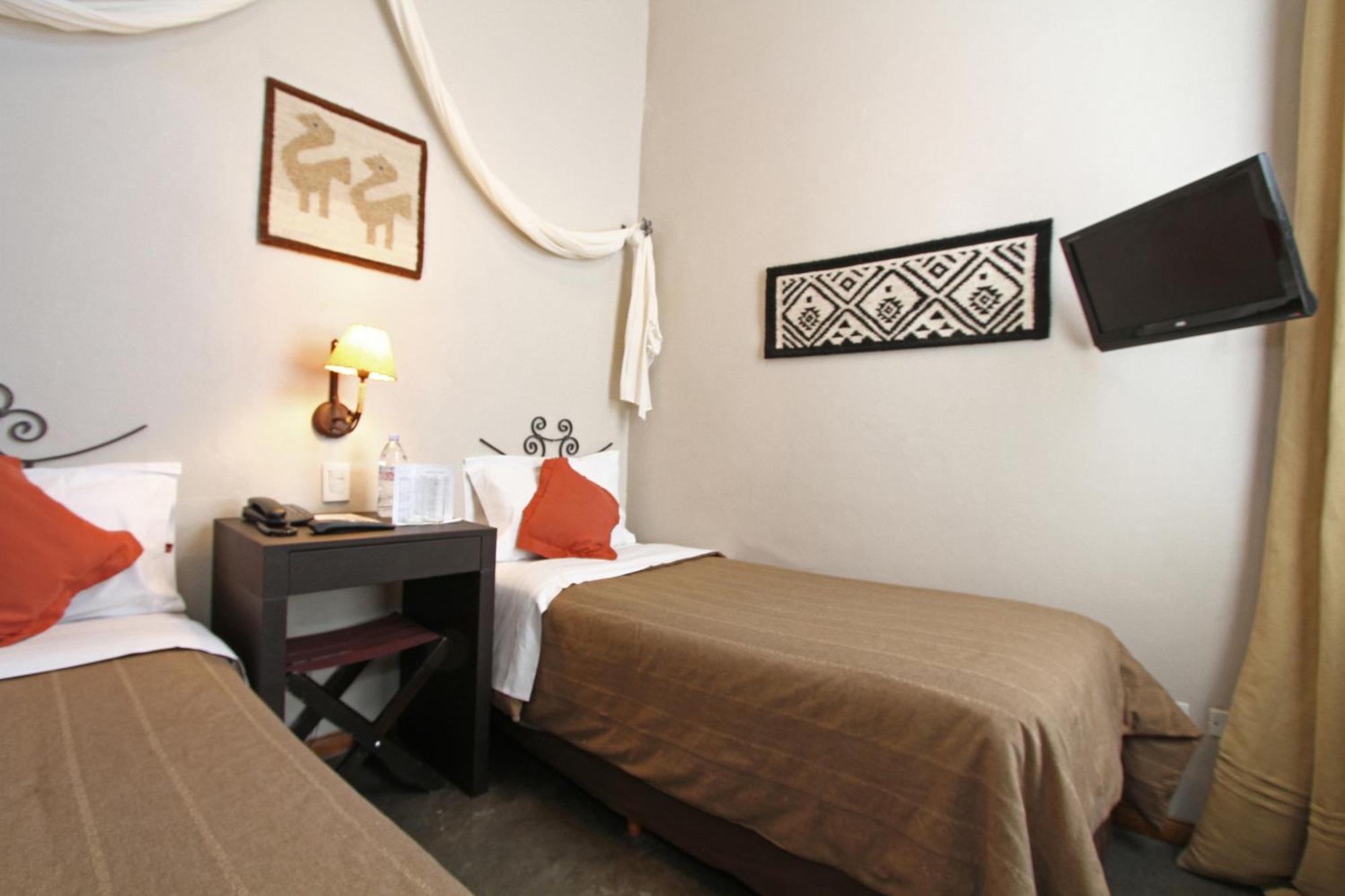 Quarto Econômico com 2 Camas de Solteiro